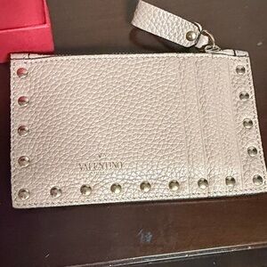 Valentino Rockstud Pebbled Leather Card Holder - Light Beige